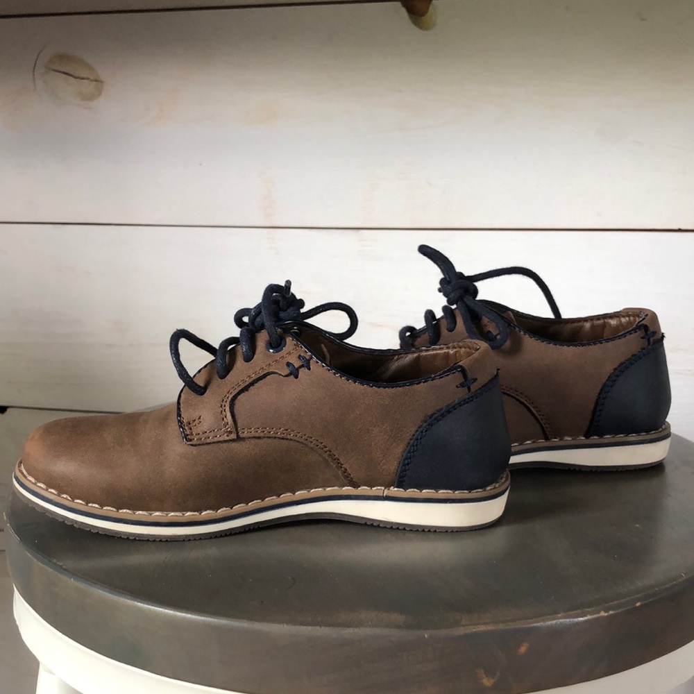 Great used condition boys dress shoes.